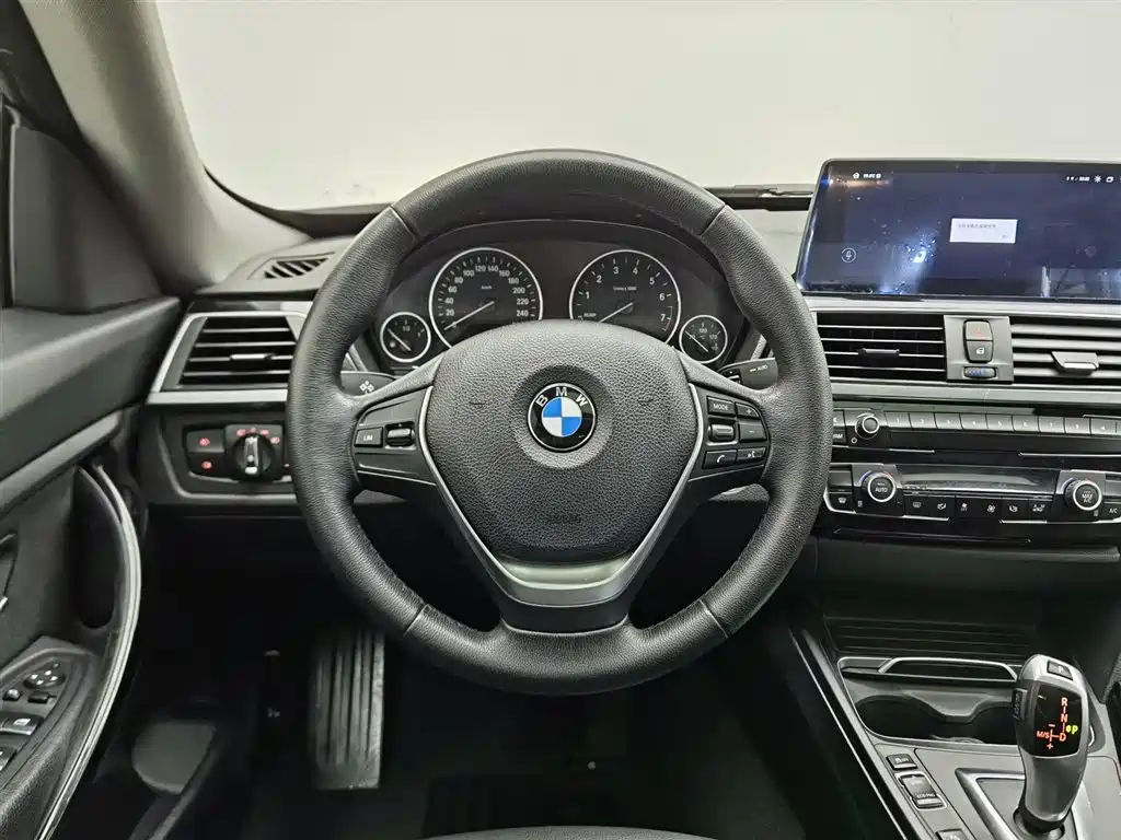 BMW 3 Series GT 2018 320i Fashion фото 11