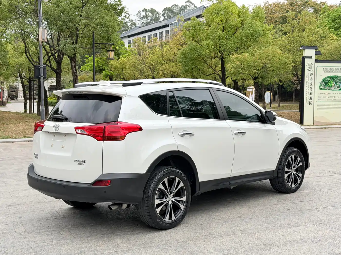 Toyota RAV4 Rongfang 2015 2.5L Automatic 4WD Elite Edition фото 10
