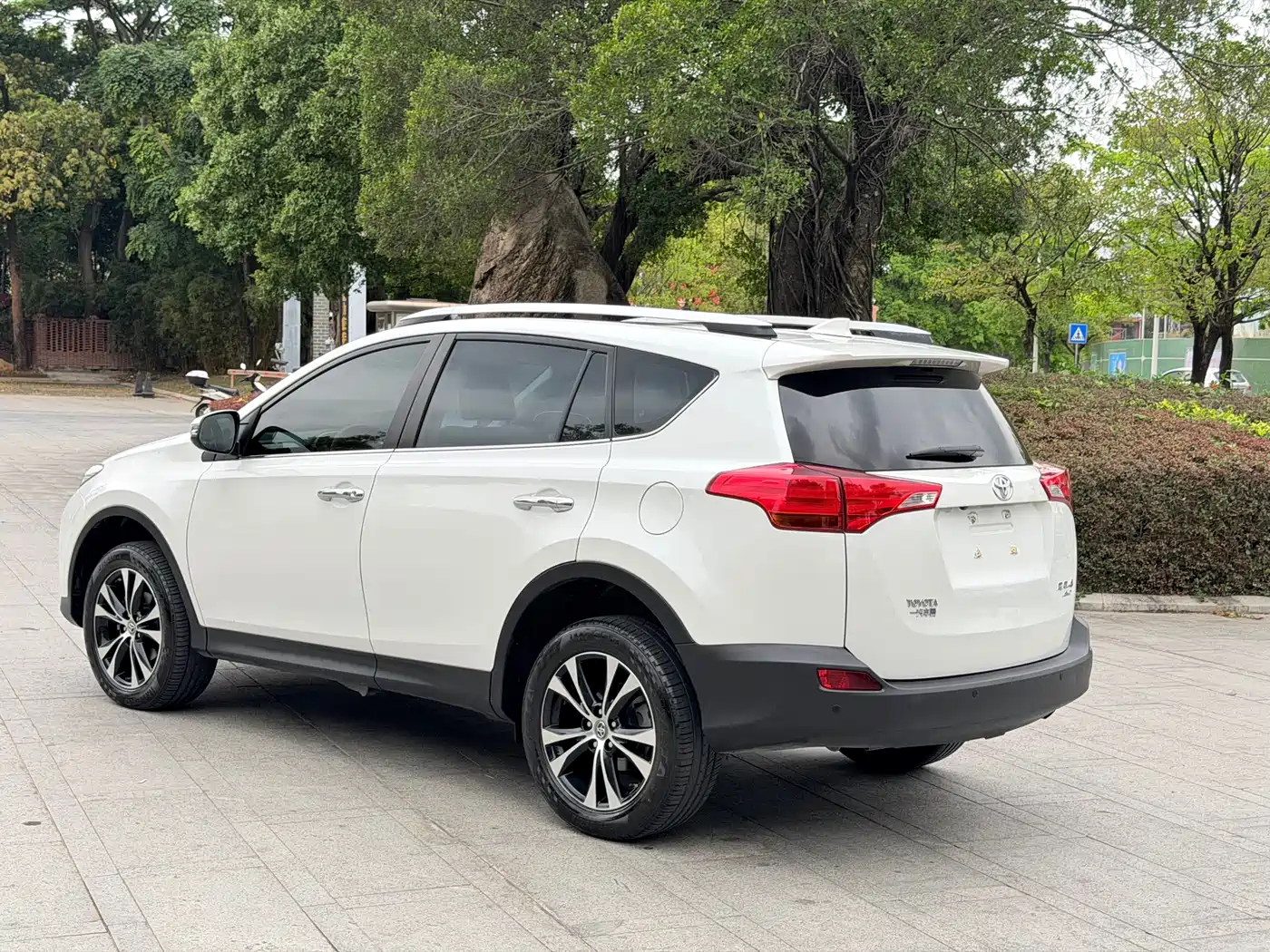 Toyota RAV4 Rongfang 2015 2.5L Automatic 4WD Elite Edition фото 12