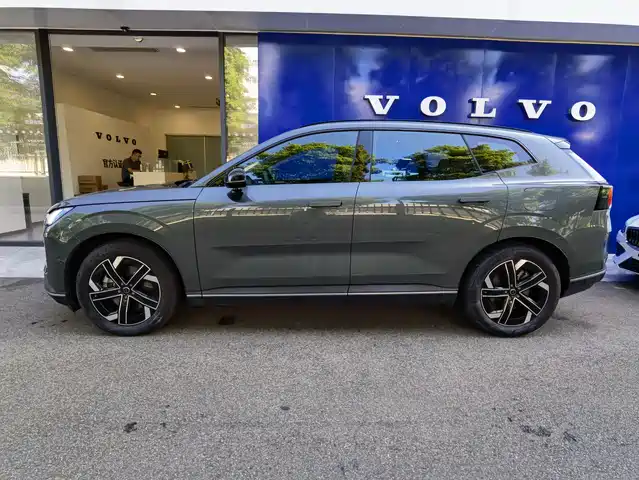 Volvo XC70 Plug-in Hybrid 2025 Standard — фото 4