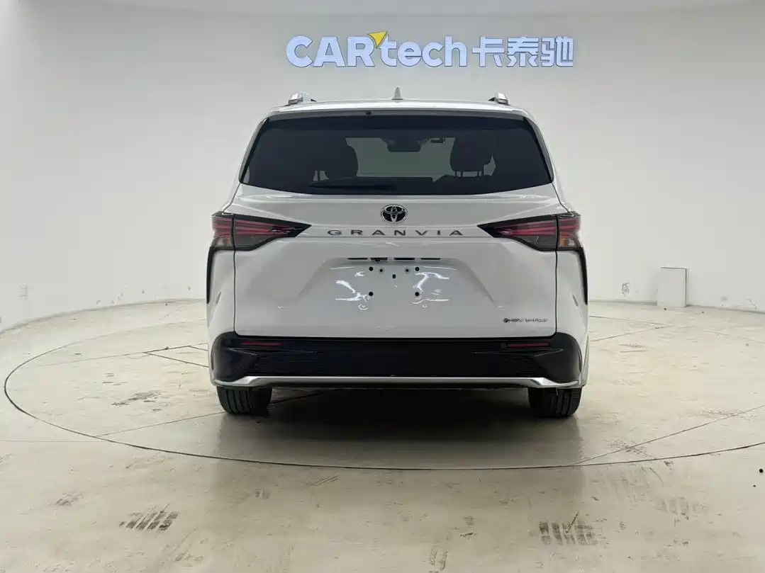 Toyota Granvia 2024 2.5L Hybrid Premium PLUS 4WD Edition фото 6
