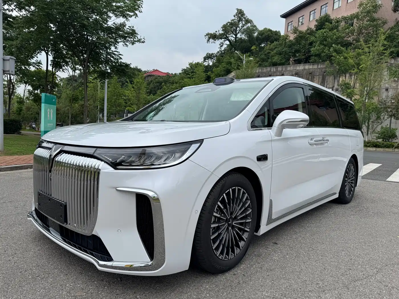 Voyah Auto Voyah Dreamer 2025 Model PHEV Basic Version фото 3