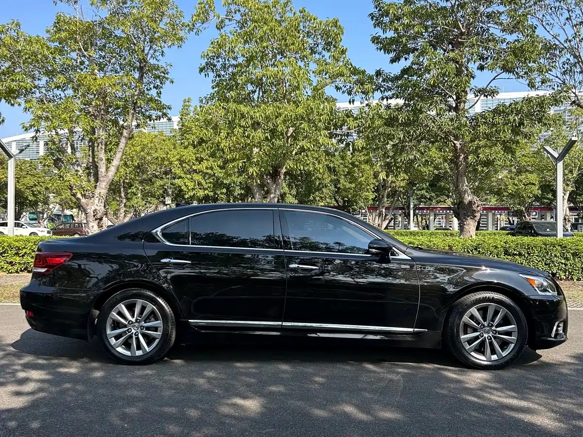 Фото 5 - Lexus LS