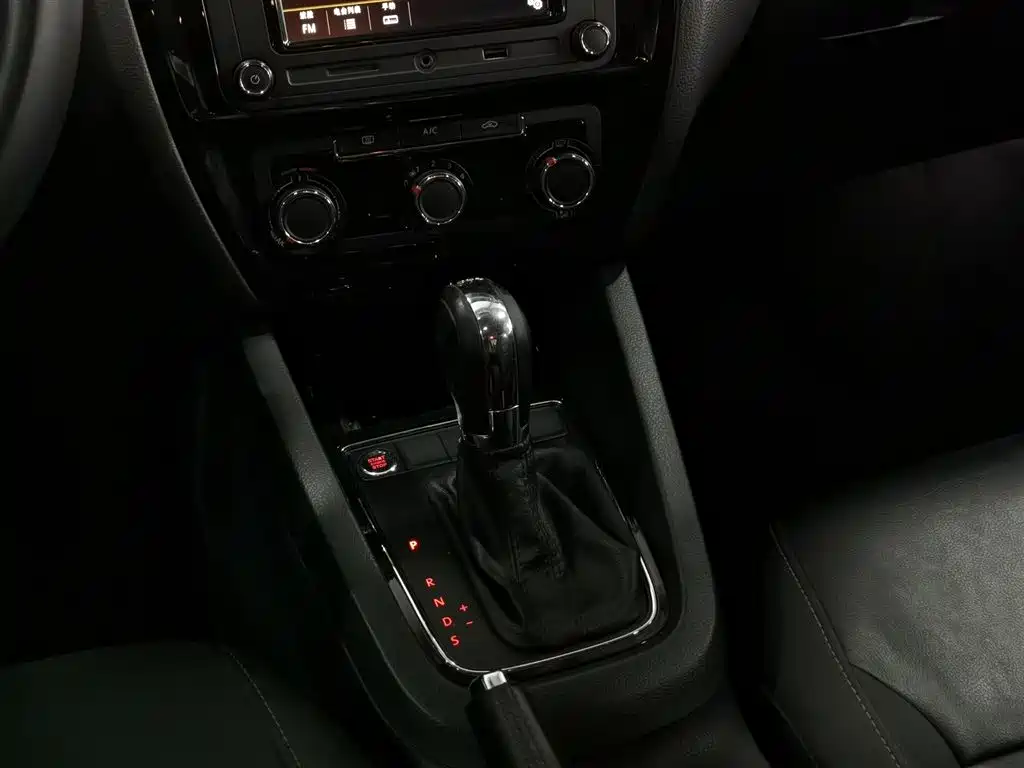 Volkswagen Sagitar 2018 280TSI DSG Spark Edition фото 13