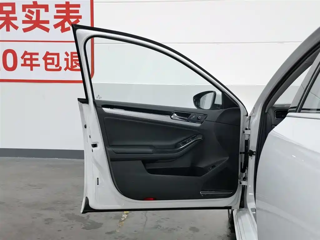 Volkswagen Sagitar 2018 280TSI DSG Spark Edition фото 8