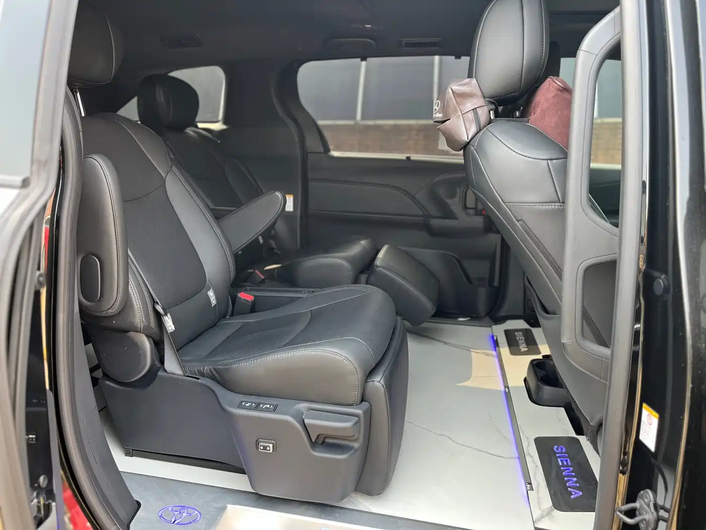 Toyota Sienna 2024 2.5L Hybrid 4WD Premium Edition фото 27