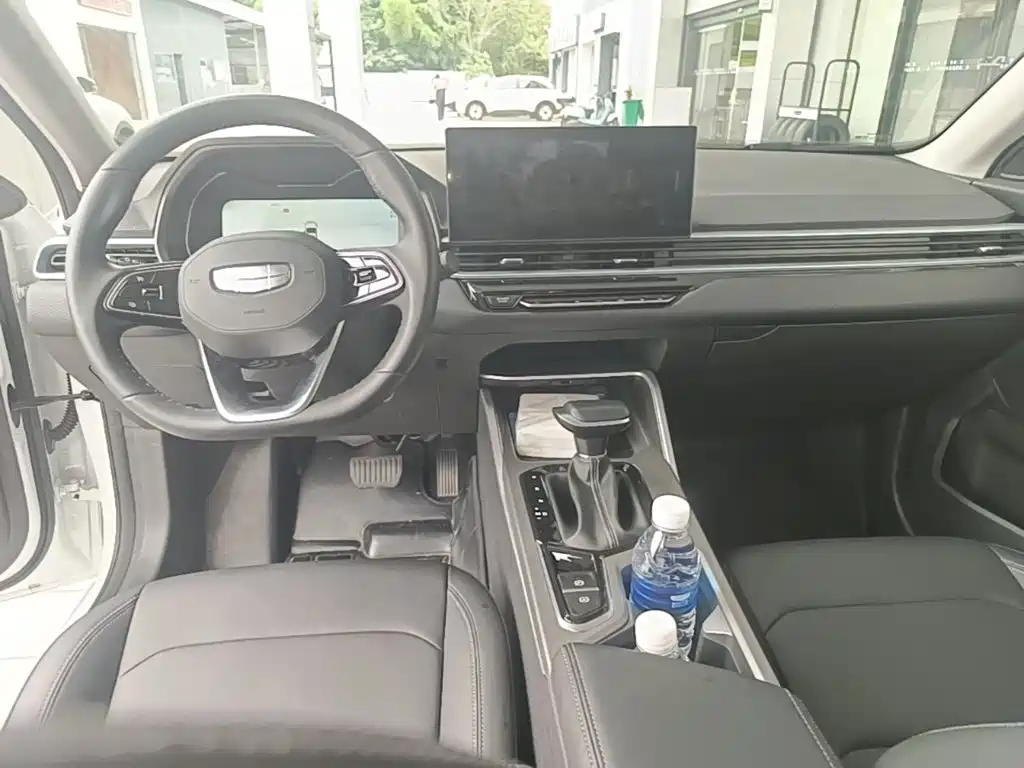 Фото 10 - Geely Emgrand