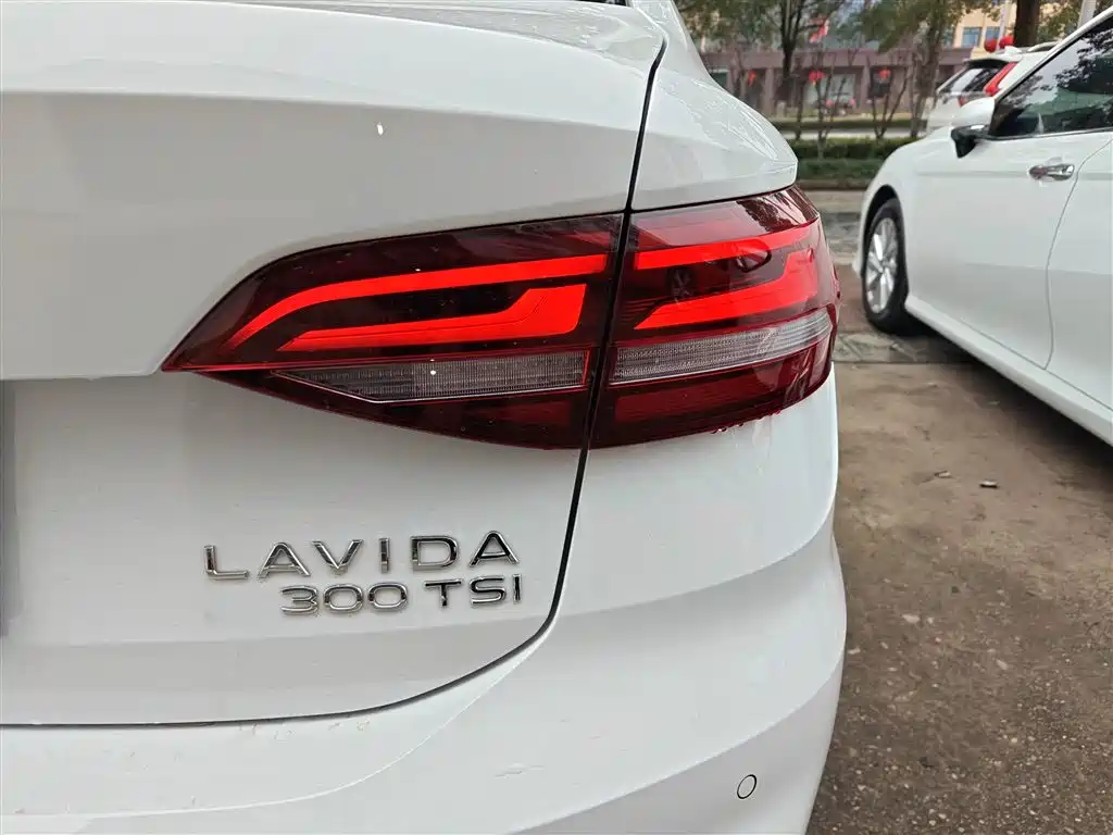 Volkswagen Lavida 2023 1.5L Auto Luxury Edition фото 24