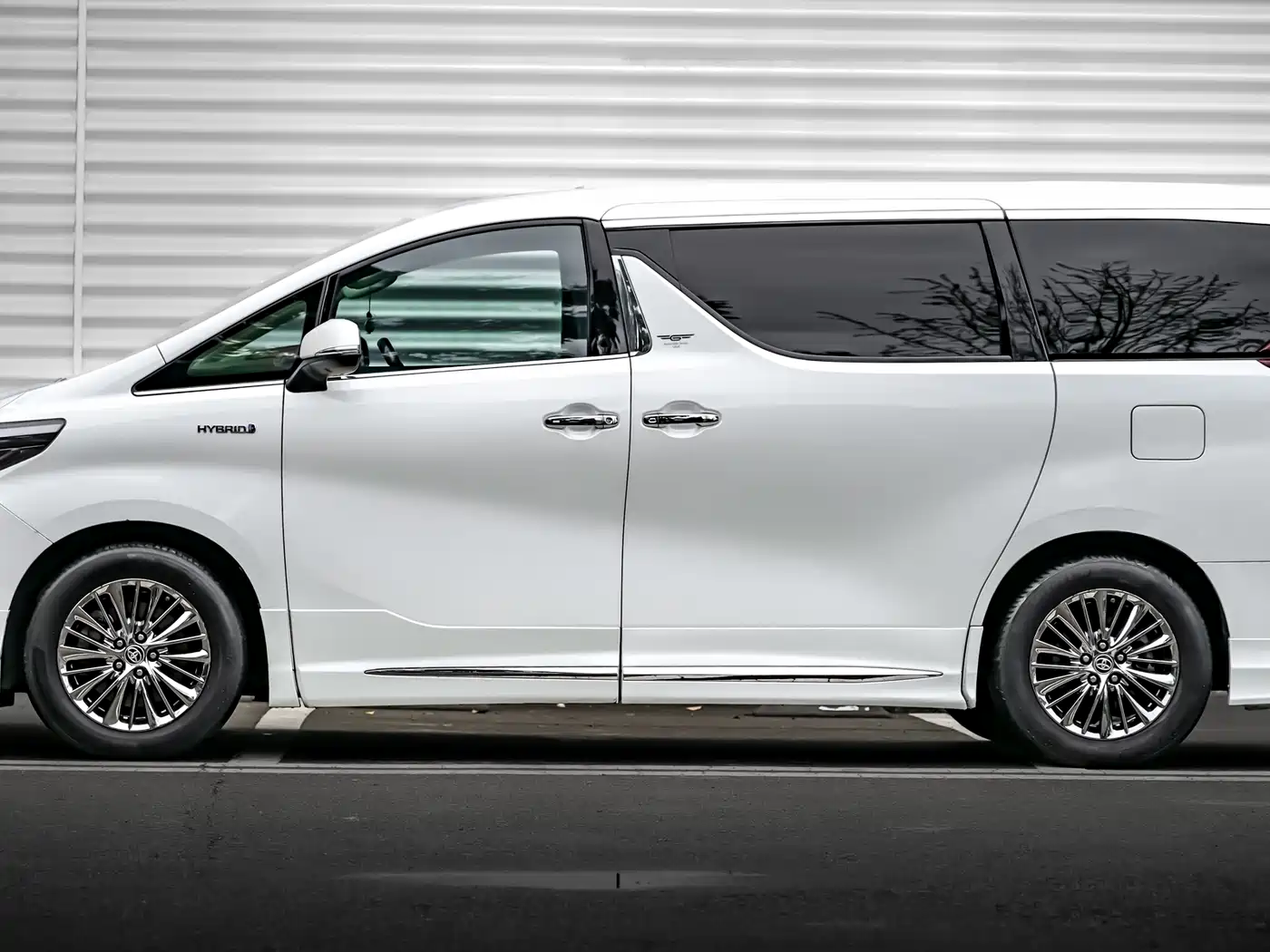 Toyota Alphard 2019 Hybrid 2.5L Luxury фото 2