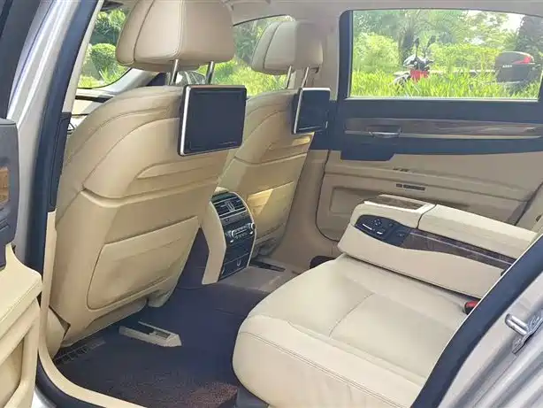 BMW 7 Series 2013 Model 740Li Luxury фото 6