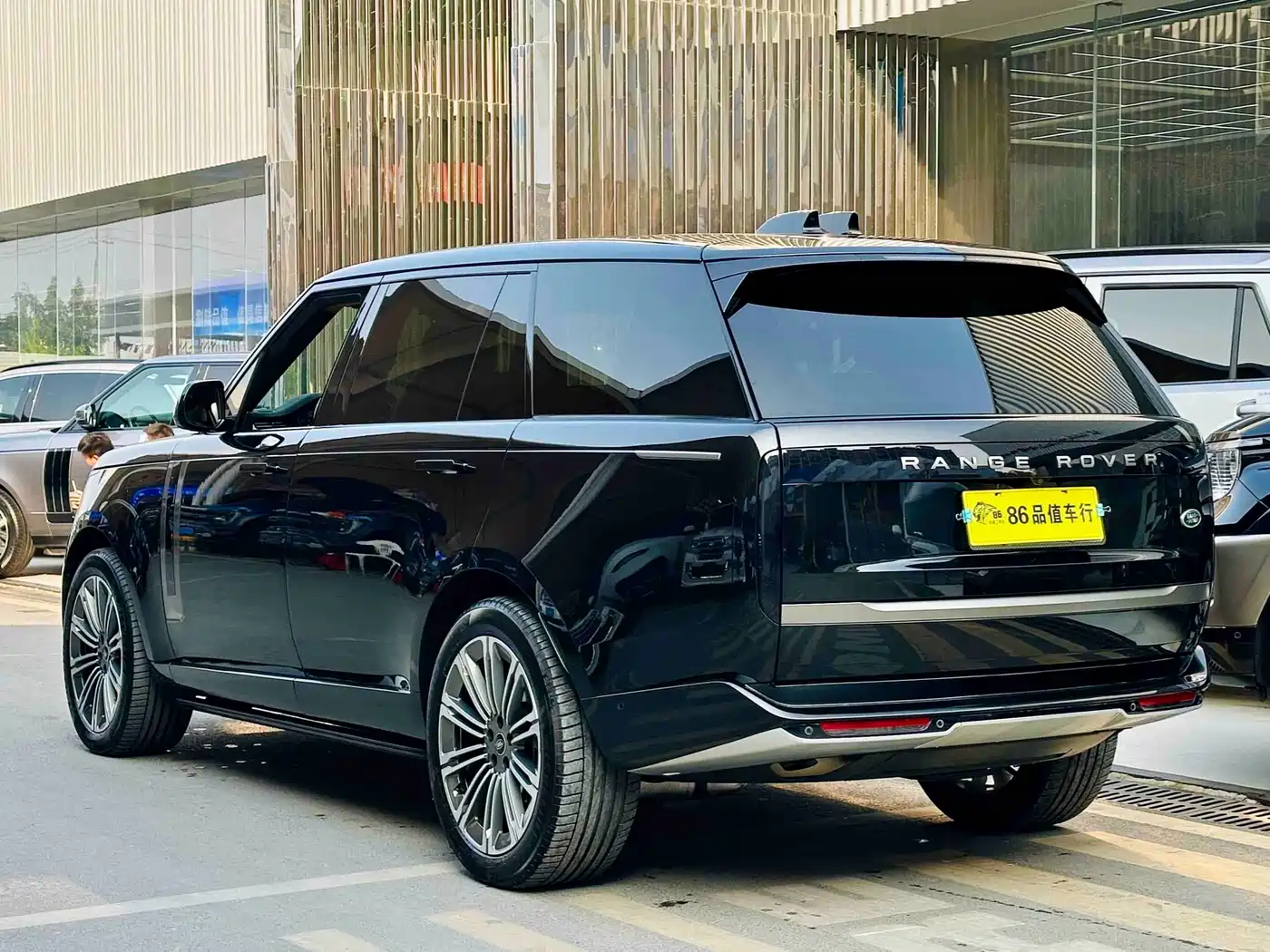 Land Rover Range Rover 2025 3.0 L6 400PS Flourishing Era Extended Wheelbase фото 4