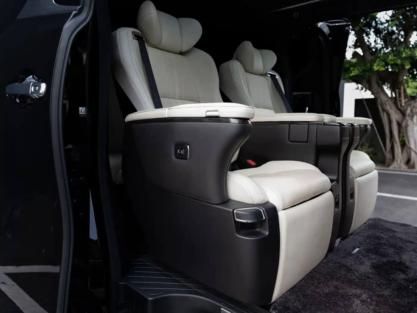 Lexus LM 2020 300h Seven-Seater Elegance Edition фото 8
