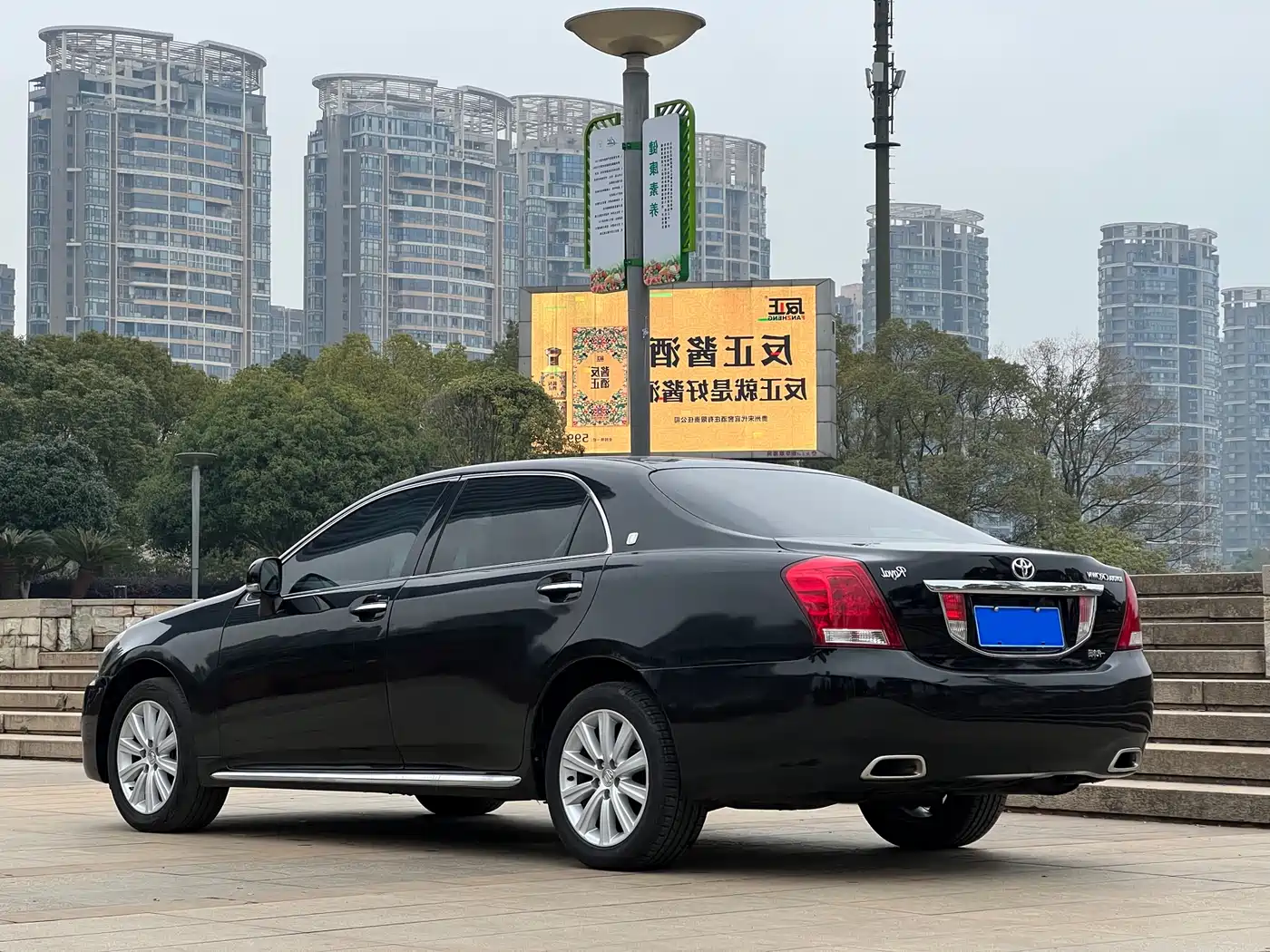 Toyota Crown 2011 2.5L Royal Leather Sunroof Special Edition фото 4