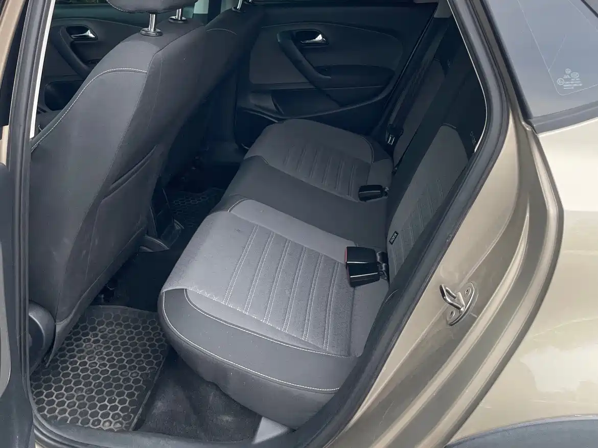 Volkswagen Polo 2014 1.6L Cross Polo Automatic фото 11