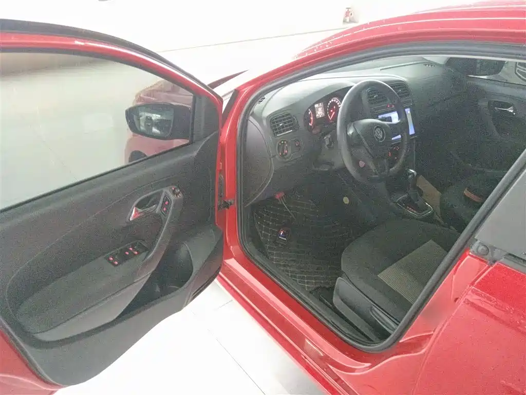 Volkswagen Polo 2016 1.4L Automatic Trend фото 12