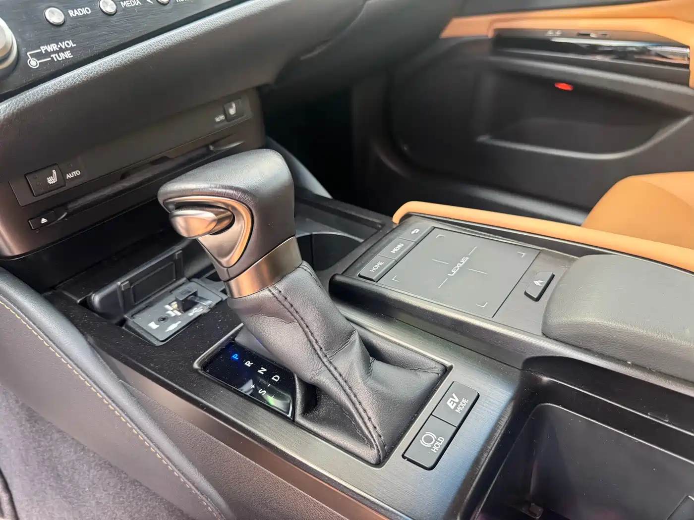 Lexus ES 2021 300h Excellence Edition фото 11
