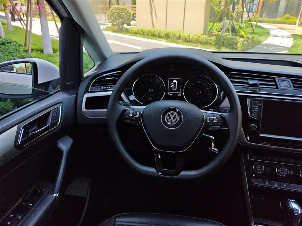 Volkswagen Touran 2018 Touran L 280TSI DSG Comfort 7-seater China V фото 3