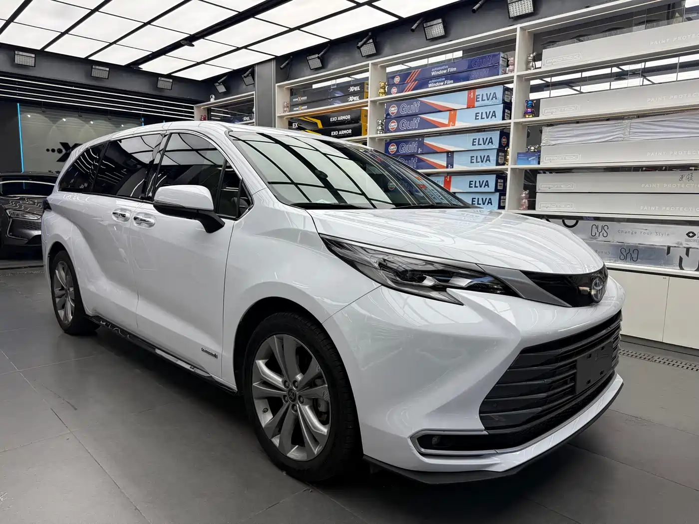 Toyota Sienna 2023 2.5L Hybrid Premium Edition фото 2