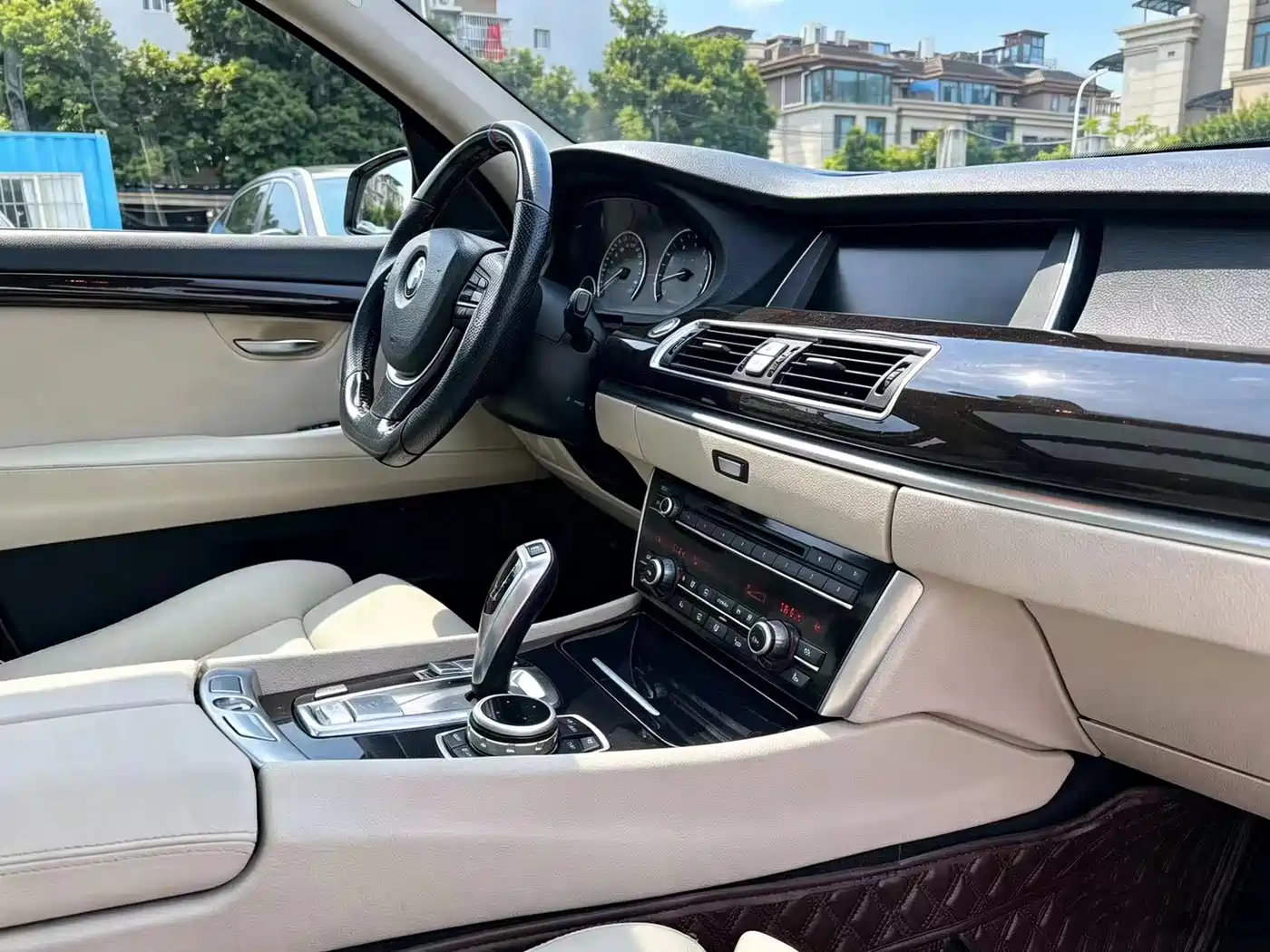 BMW 5 Series GT 2011 535i Elegance фото 16