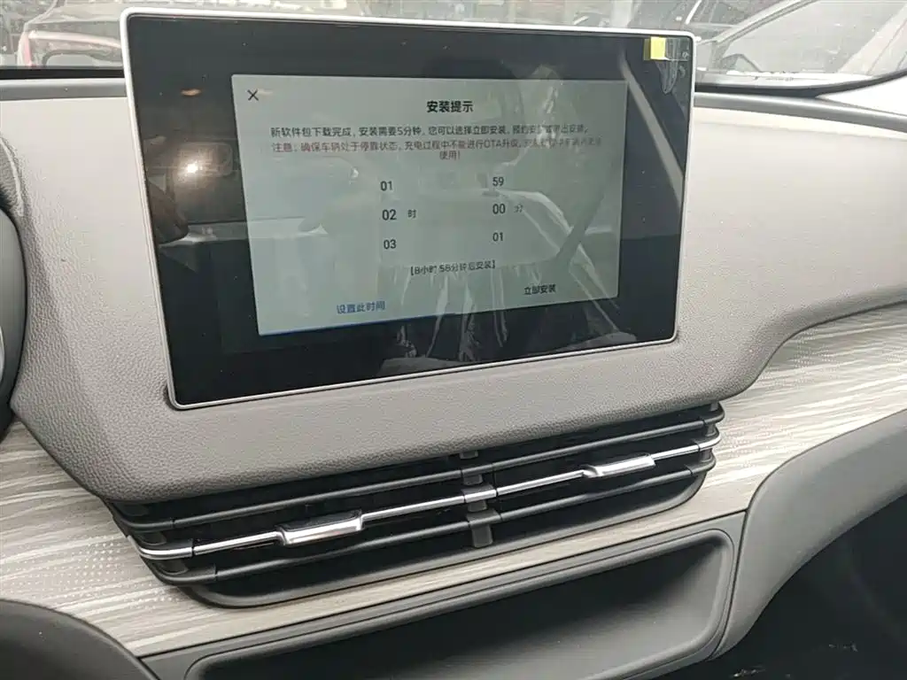 Hongqi E-QM5 2025 Model 500km Travel Edition фото 13