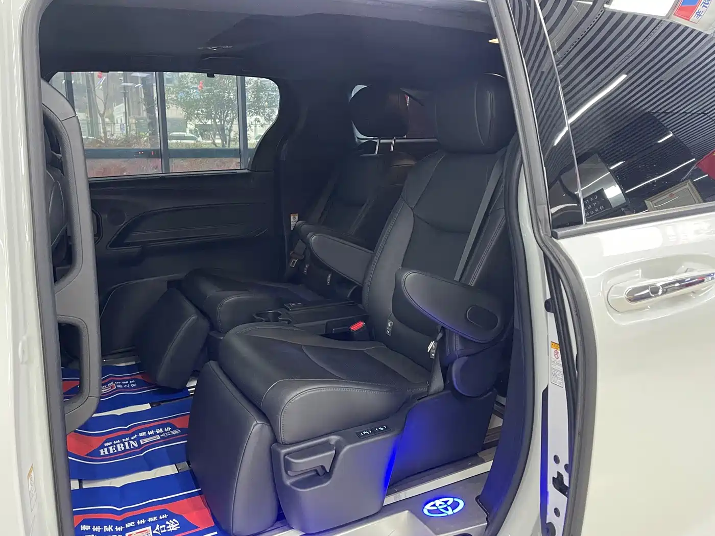 Toyota Sienna 2021 2.5L Hybrid Premium Edition фото 7