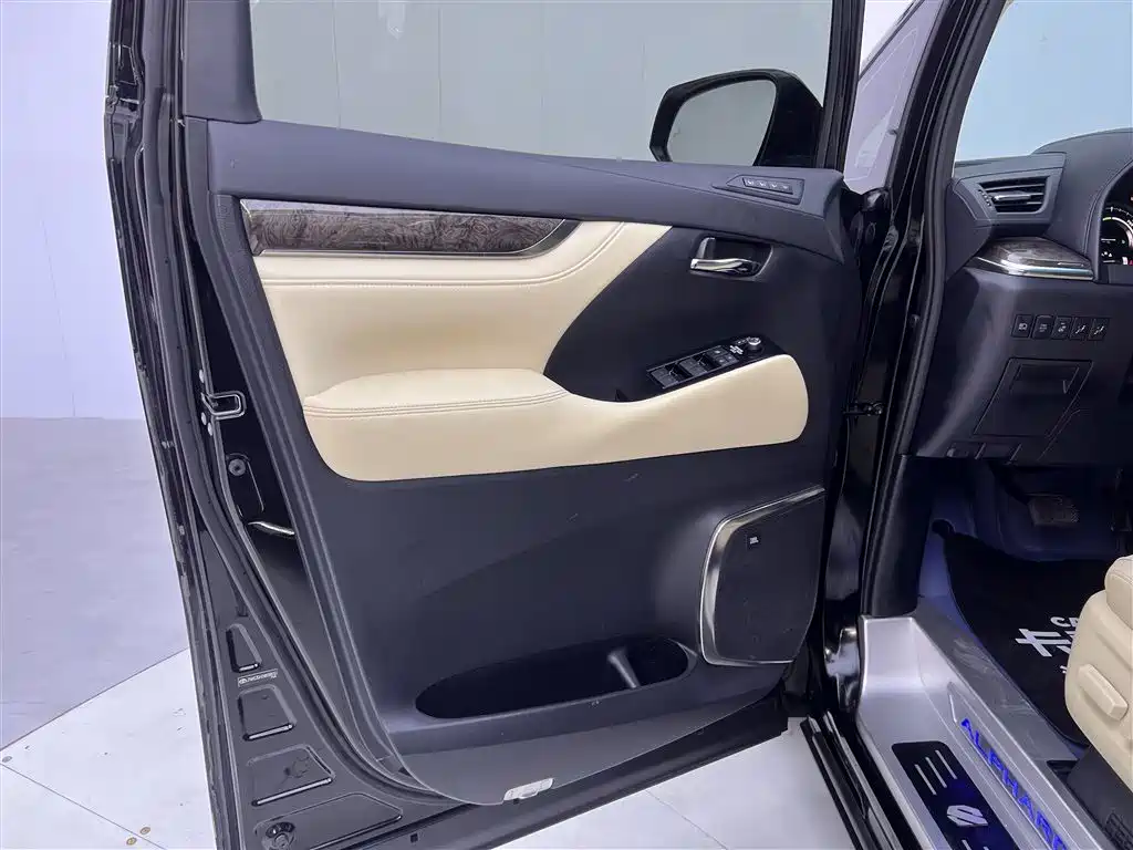 Toyota Alphard 2023 Dual Hybrid 2.5L Ultimate Gold Edition фото 17