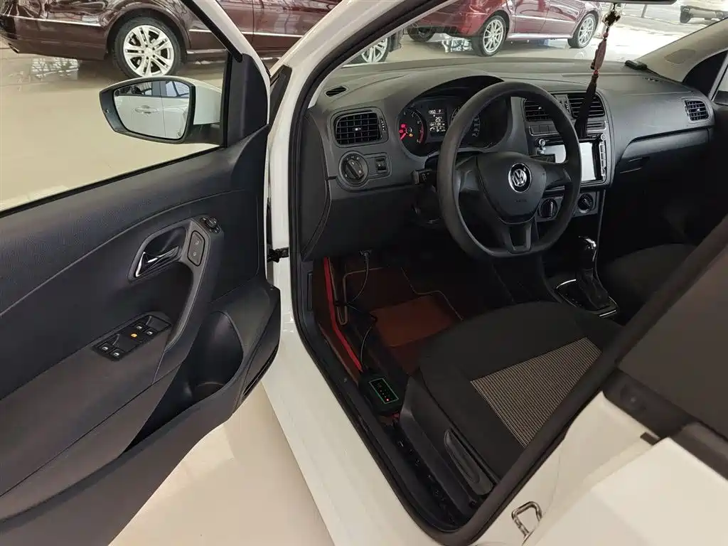 Volkswagen Polo 2016 1.4L Automatic Trend фото 18