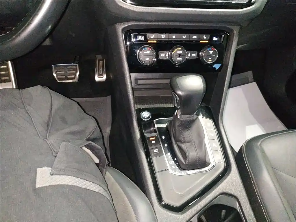 Volkswagen Tiguan L 2021 330TSI Automatic 2WD R-Line Premium фото 14