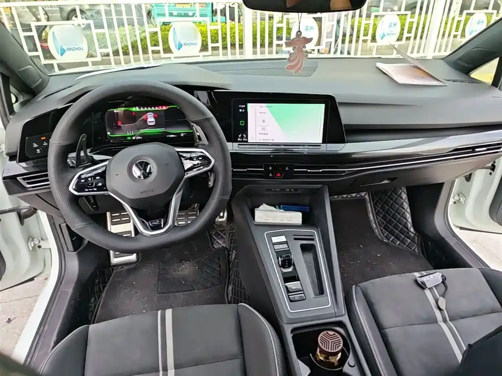 VOLKSWAGEN GOLF