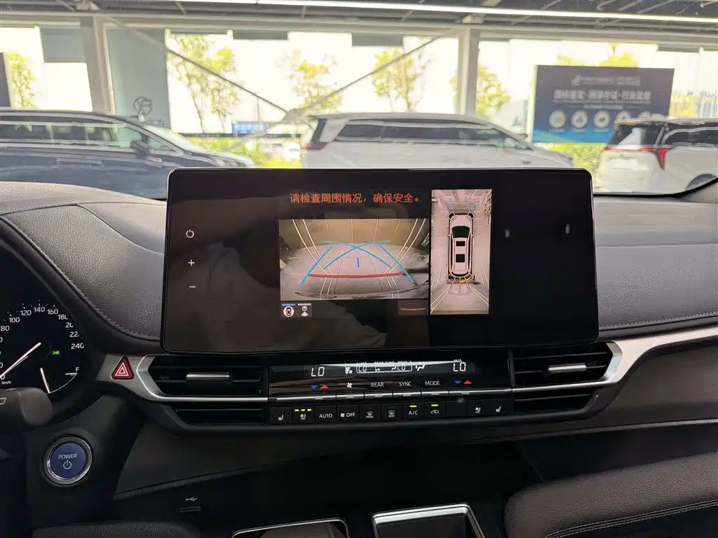 Toyota Sienna 2023 2.5L Hybrid Premium Edition фото 20