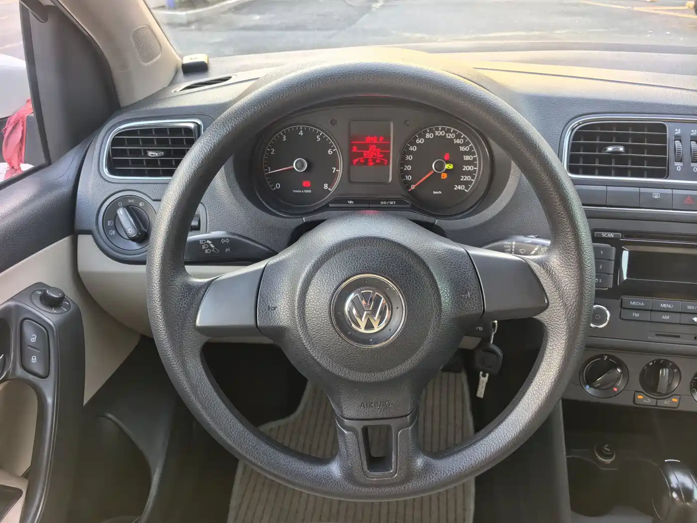 Volkswagen Polo 2013 1.6L Automatic Comfort Edition фото 13