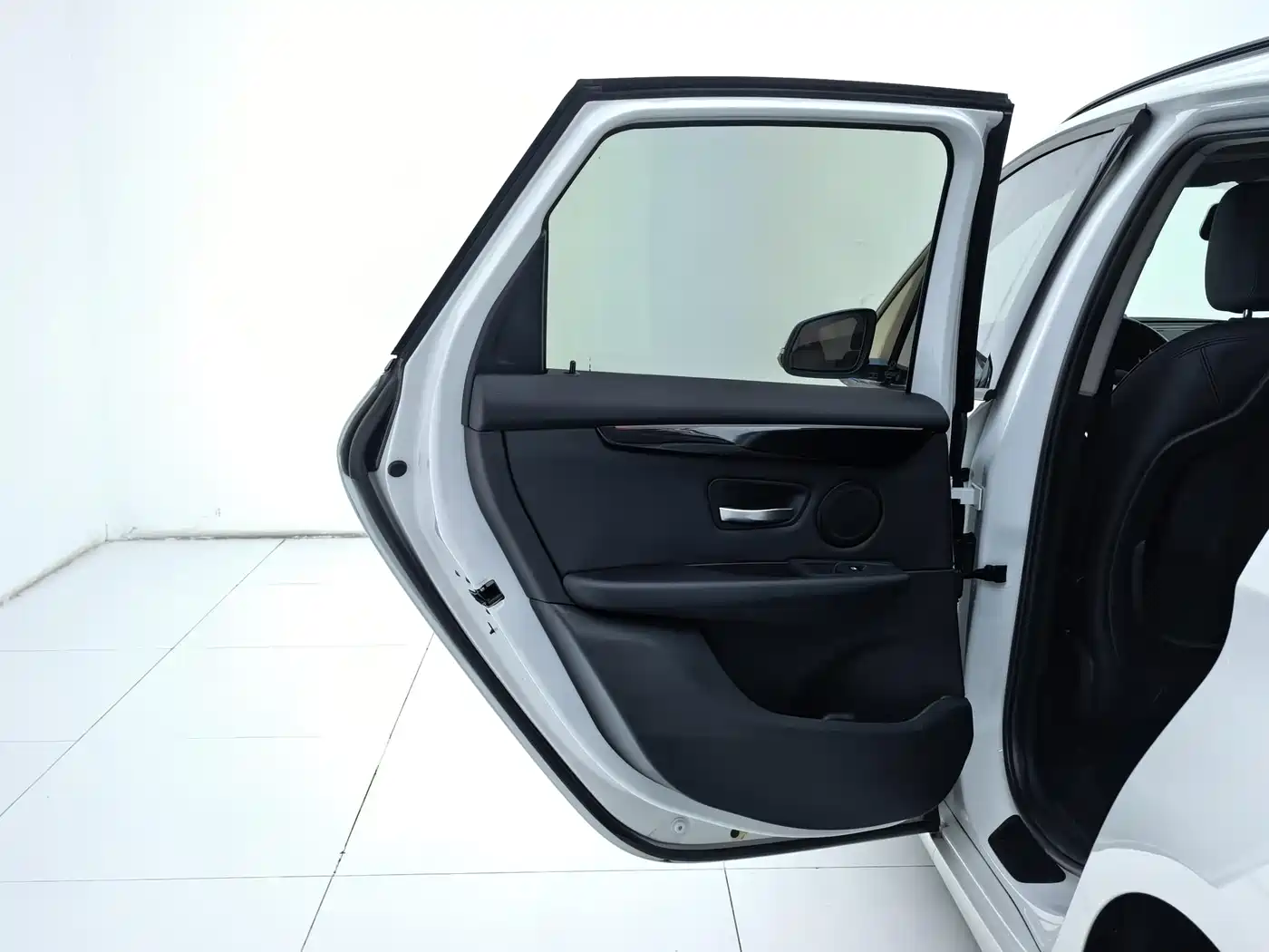 BMW 2 Series Touring 2016 218i Sport Design Package фото 19