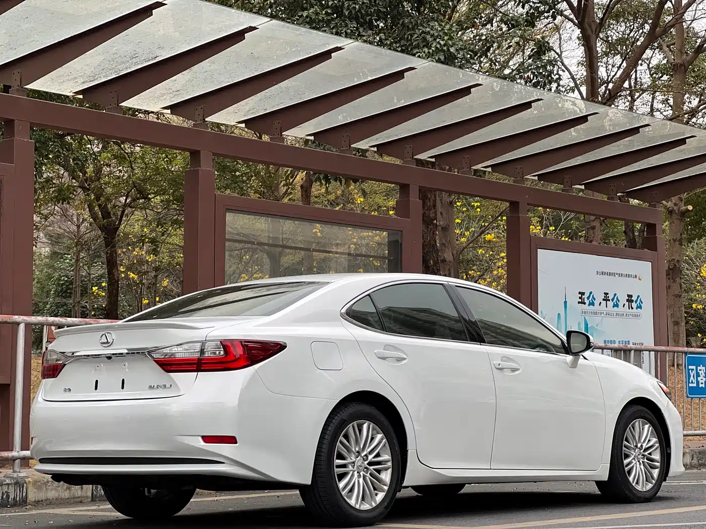 Lexus ES 2015 200 Elite Edition фото 20