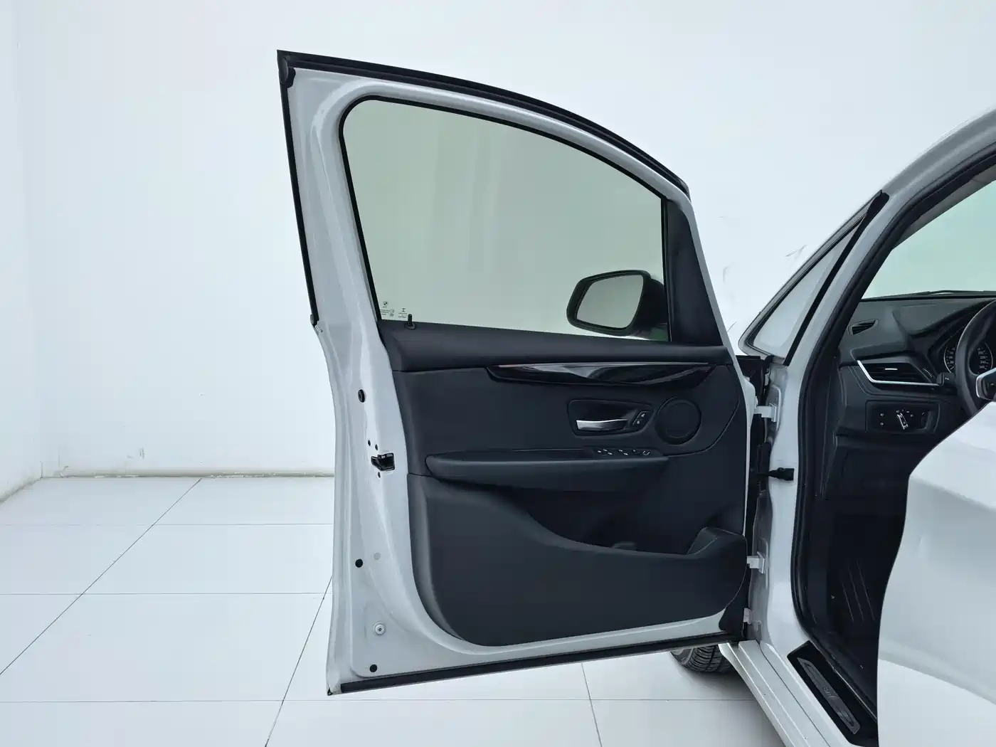 BMW 2 Series Touring 2016 218i Sport Design Package фото 18