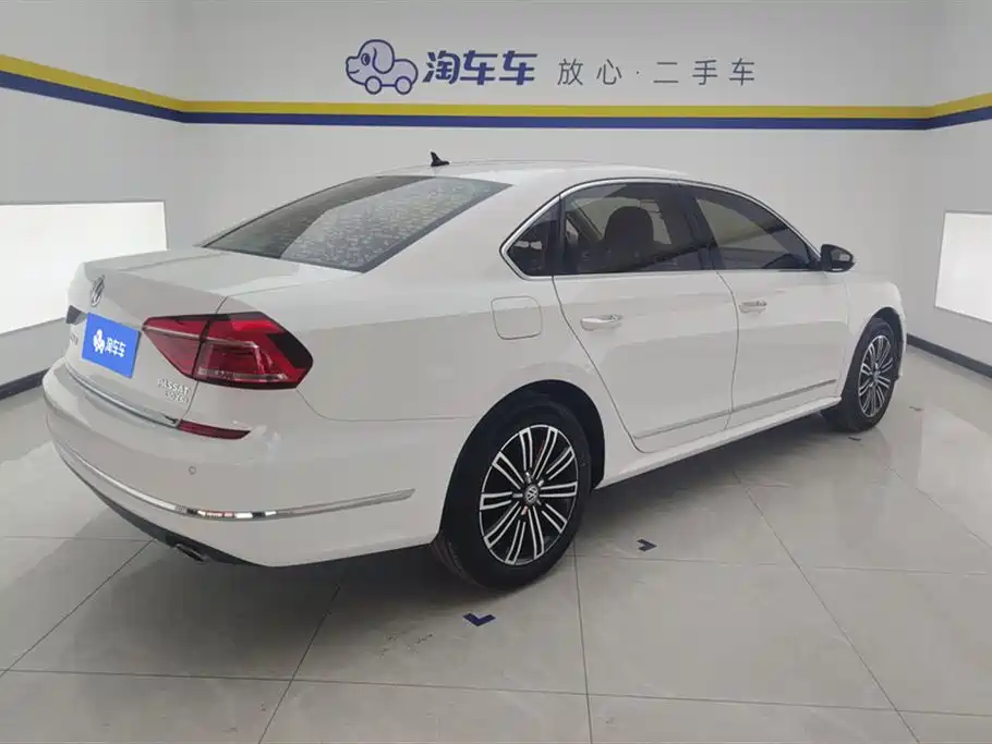 Volkswagen Passat 2017 330TSI DSG Luxury фото 3
