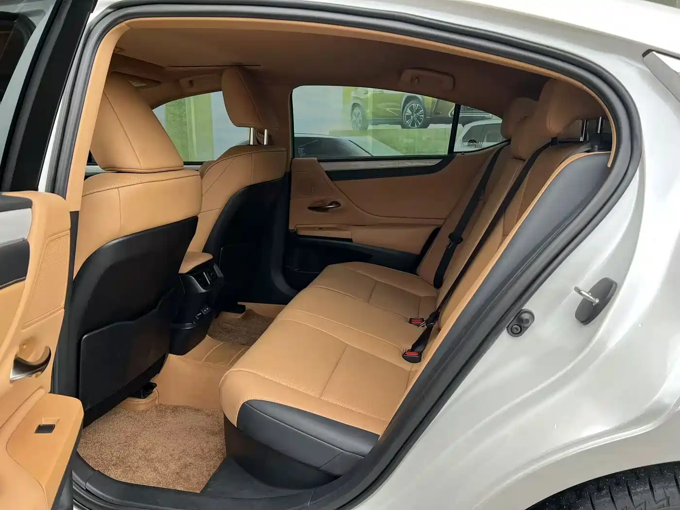Фото 7 - Lexus ES