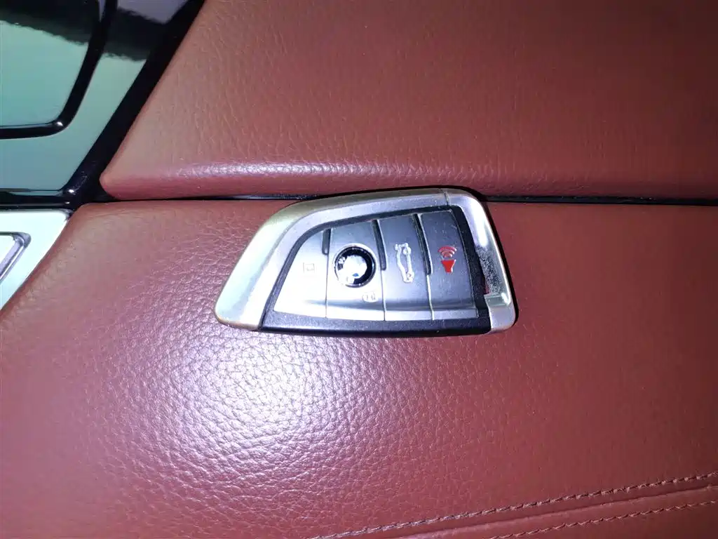 BMW 5 Series (Import) 2014 520i Classic фото 12