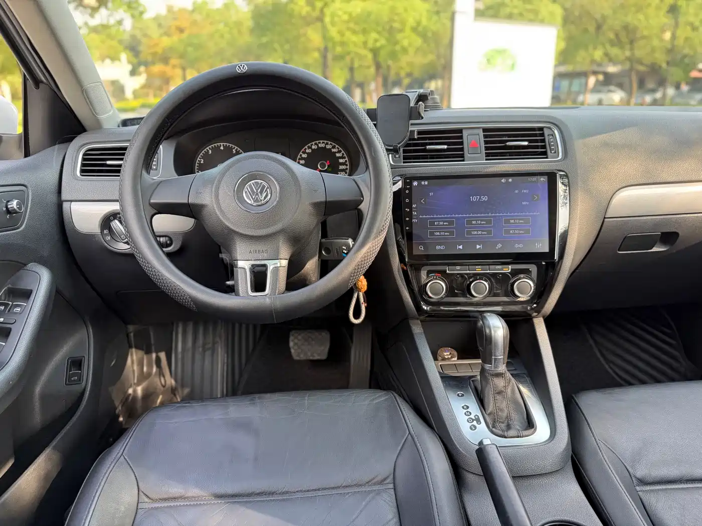 Volkswagen Sagitar 2014 1.6L Automatic Comfort фото 15