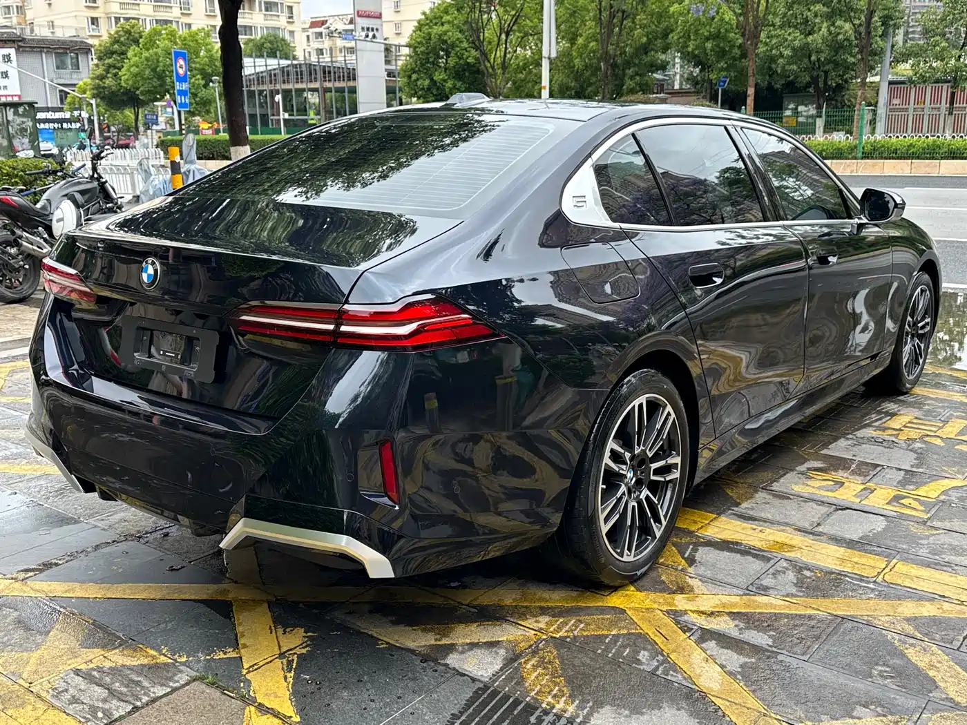 BMW 5 Series 2024 530Li Leading M Sport Package фото 6
