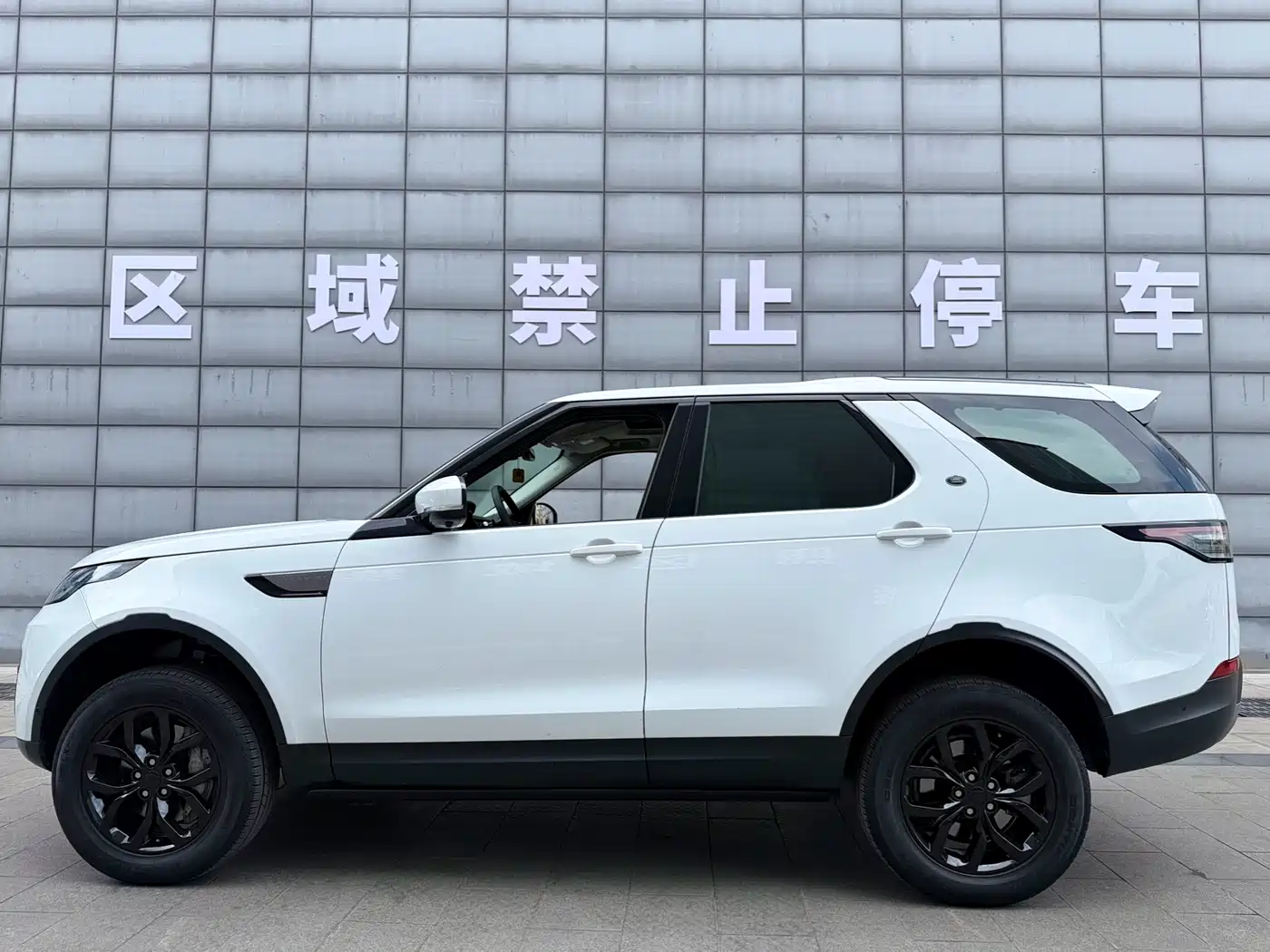 Land Rover Discovery 2018 3.0 SC V6 SE фото 4