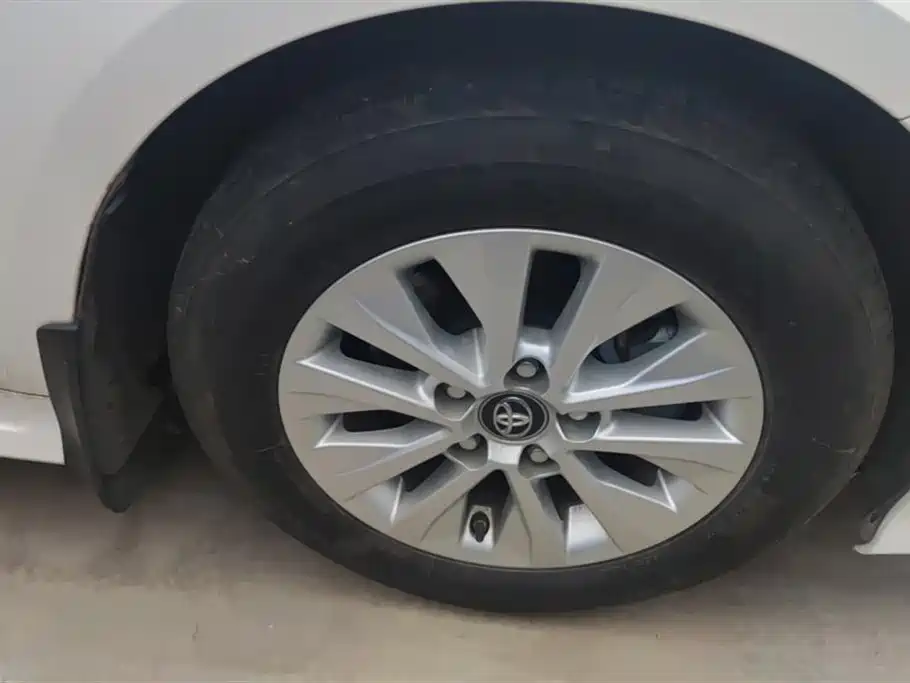 Toyota Corolla Twin Engine E+ 2019 1.8L E-CVT Leading Edition фото 6