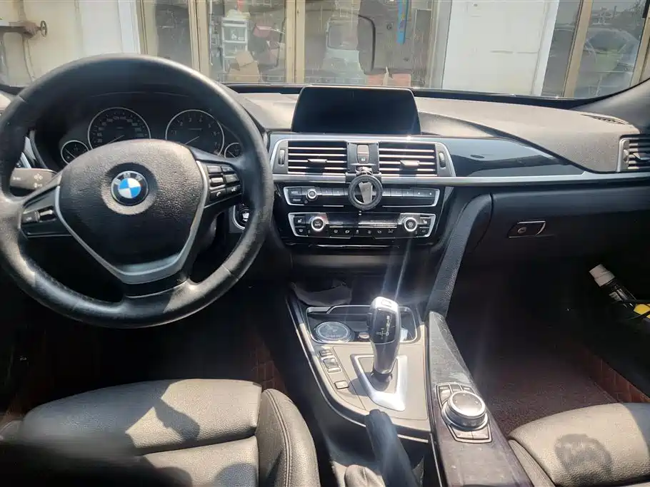 BMW 3 Series GT 2019 320i Fashion Model фото 12