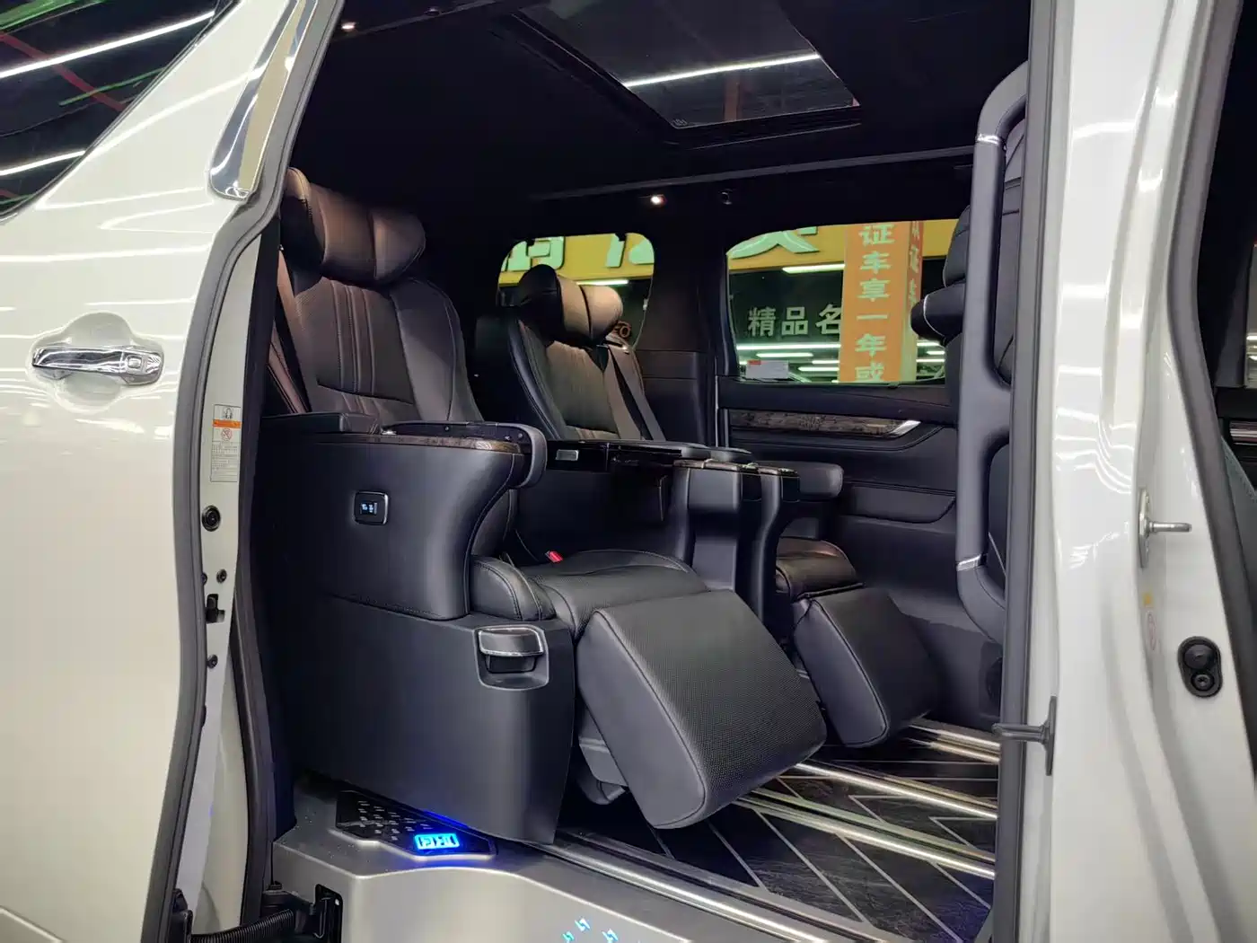 Toyota Vellfire 2019 Hybrid 2.5L HV Premium Edition фото 10