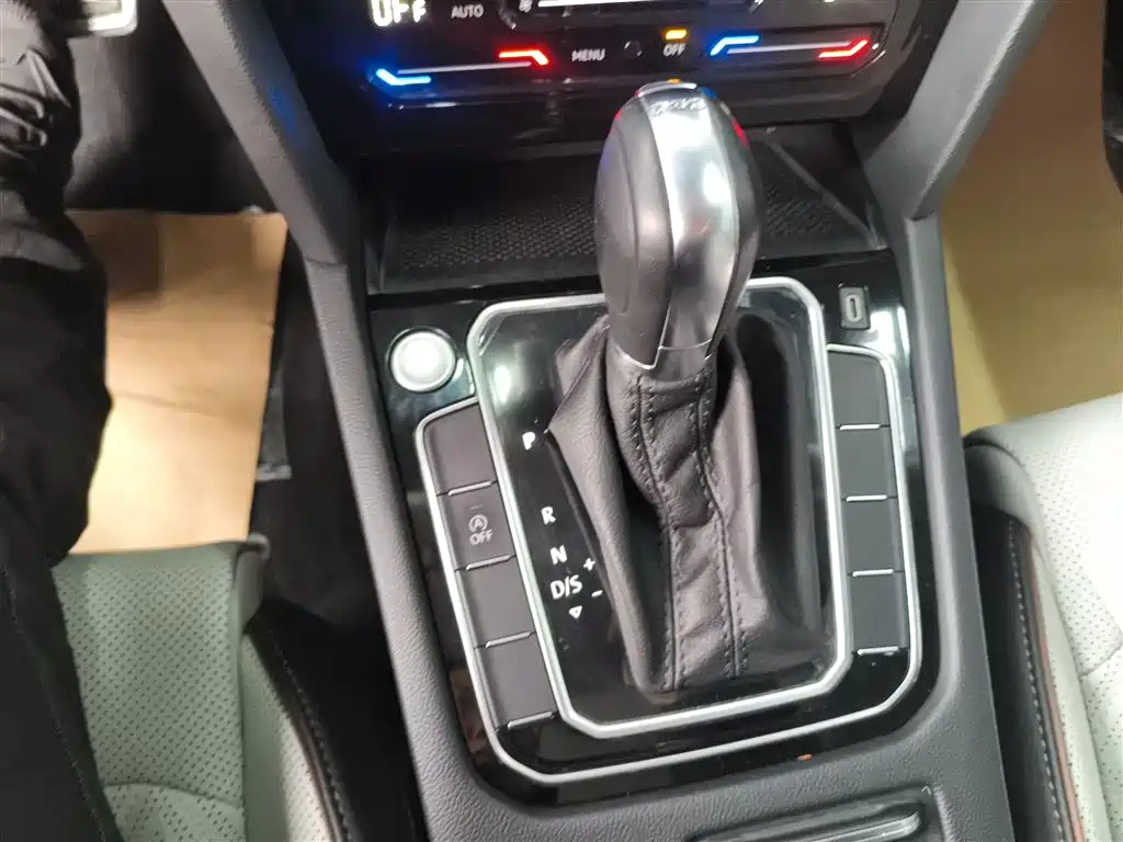 Volkswagen Magotan 2023 Model 2 Million Commemorative Edition 330TSI DSG Luxury фото 10