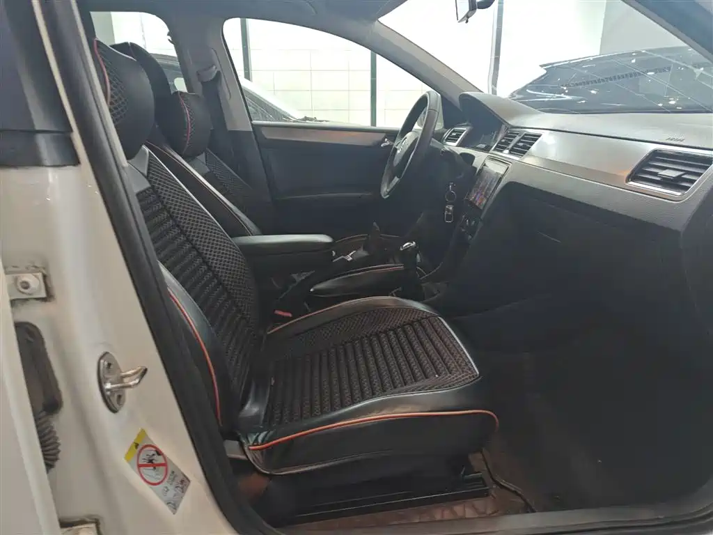 Škoda Skoda Rapid Spaceback 2016 1.6L Manual Pioneer Edition фото 20