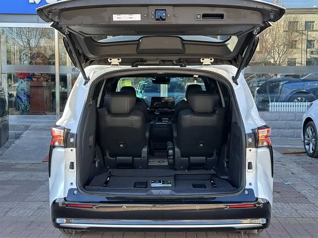 Toyota Sienna 2023 2.5L Hybrid Ultimate Edition фото 8