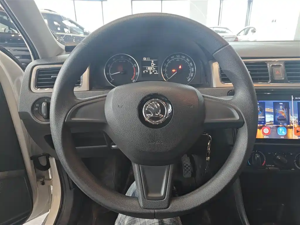 Škoda Skoda Rapid Spaceback 2016 1.6L Manual Pioneer Edition фото 7