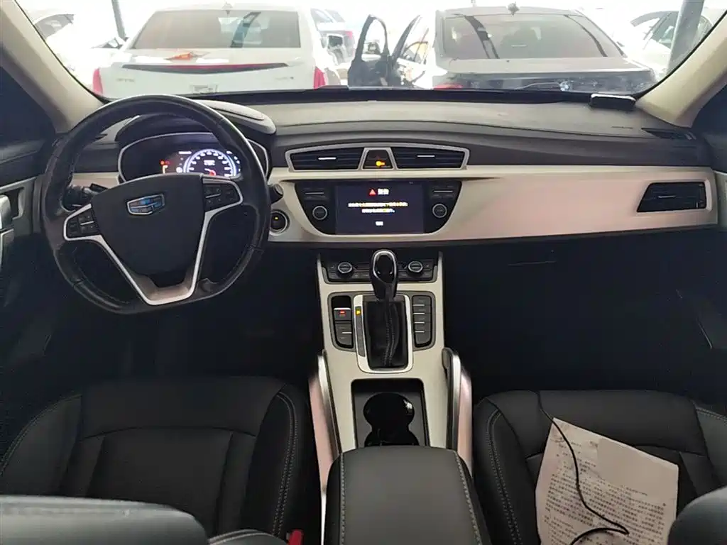 Фото 10 - Geely Atlas