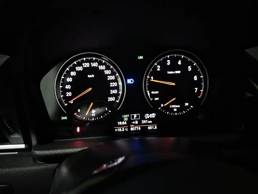 BMW 2 Series Touring 2018 218i Sport Line фото 9