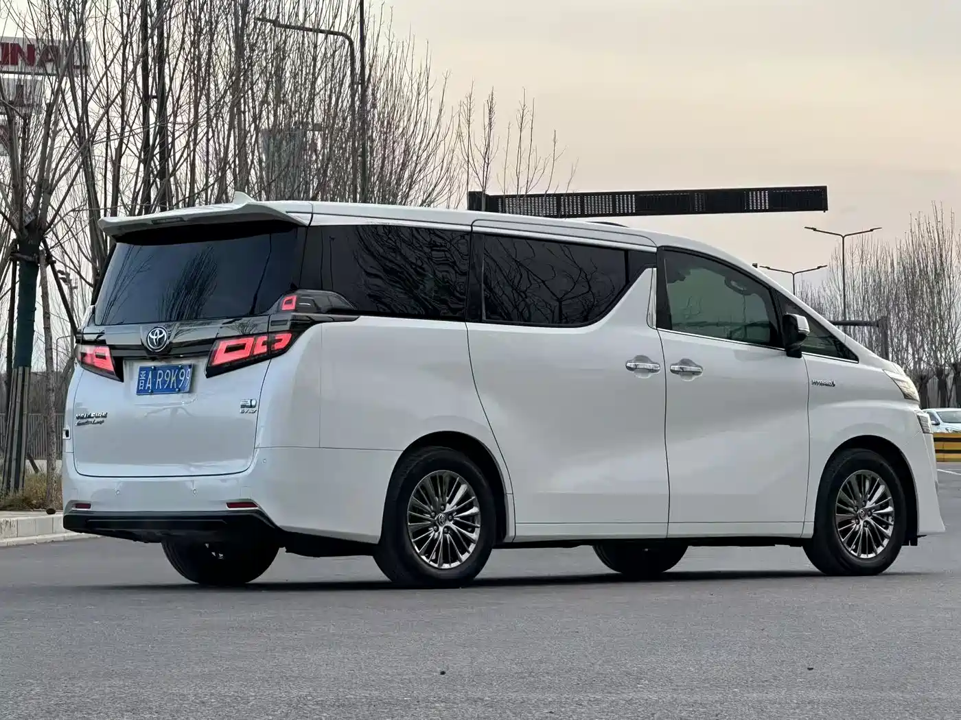 Toyota Vellfire 2020 Hybrid 2.5L Black Gold Limited Edition фото 5